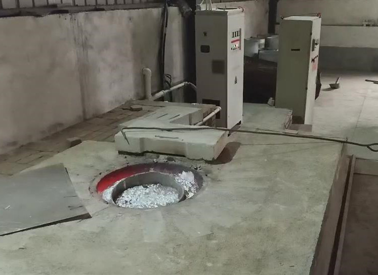 鋁中頻熔煉設(shè)備